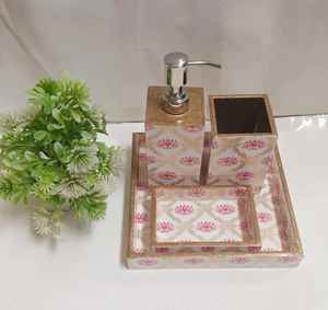 Ensemble de salle de bain de luxe écologique en MDF de qualité supérieure avec revêtement brillant en résine, comprenant un distributeur de lotion, un porte-savon et un récipient de rangement - Product Image 1