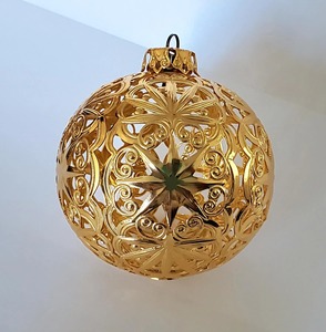 Adornos Metálicos Redondos de Diseño de Lujo en Color Dorado, Perfectos para Árboles de Navidad, Regalos, Decoración de Temporada y Decoración del Hogar, Procedentes de la India - Product Image 1