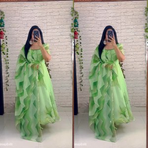 Façonné à partir de tissus Pure Soft Silk, ce salwar kameez sur mesure est livré avec un patchwork inspiré et des perles détaillant Long Kurti - Product Image 5