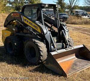 Chargeuse compacte New Holland L228, équipement lourd polyvalent, travaux de terrassement, construction, agriculture avec cadre en acier durable - Product Image 1