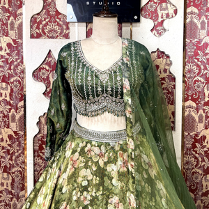 Colección Exclusiva de Lehenga Choli Estampado de Diseño Bollywood con Bordado Zari y Lentejuelas, para Bodas y Fiestas - Product Image 4