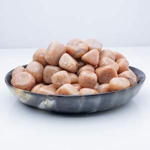 คริสตัลขัดเงามูนสโตนสีพีช-หินตกแต่งตามหลักฮวงจุ้ยและให้พลังงานอย่างสงบ - Product Image 1