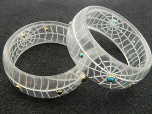 กำไลข้อมือลายใยแมงมุมเรซิ่น ประดับด้วยพลอยสีฟ้าครามใส ดีไซน์เก๋ไก๋ทันสมัย ทำด้วยมือ งานฝีมือคุณภาพสูง สไตล์โบฮีเมียน สำหรับผู้หญิง - Product Image 1