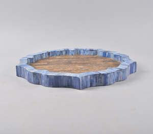Plateau de service rond de luxe fait à la main avec une bordure festonnée en incrustation d'os bleu vif et une base en bois texturé naturel de qualité supérieure - Product Image 3