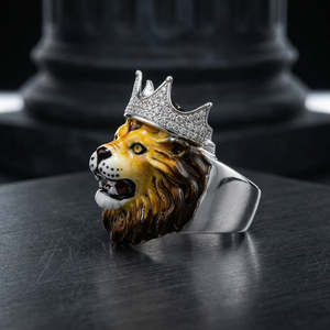 Bague Lion Couronné de Luxe, Tête de Lion Sculptée en 3D, Peinte à la Main aux Tons Riches d'Ambre et d'Émail Brun sur Argent pour Homme - Product Image 6
