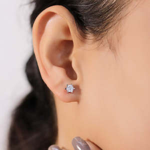 ต่างหูเพชรซิลเวอร์วิซาร์ดสโตนจากซาร์กัน - Product Image 2