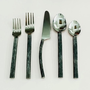 Juego de cubiertos de diseño moderno de acero inoxidable hecho a mano con mango de diseño ondulado de Metal pulido para boda - Product Image 5