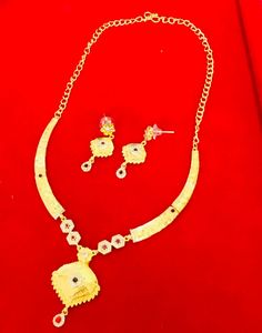 Ensemble de mode Dubai en or 24 carats Collier vintage classique Boucles d'oreilles Bracelets Peignes avec perle et diamant en laiton pour les anniversaires - Product Image 1