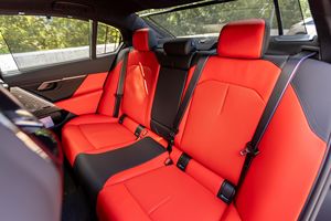 รถยนต์มือสอง BMW M5 ปี 2026 วิ่งประมาณ 200 ไมล์ เครื่องยนต์ไฮบริดเทอร์โบ V8 717 แรงม้า ระบบขับเคลื่อนสี่ล้อ สีเทาเข้มแบบฟรอสต์ พร้อมกล้องมองหลัง มาตรฐานไอเสียยูโร 3 ความจุ 8 ลิตร - Product Image 3