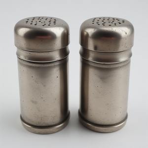 Molino de sal y pimienta de latón Vintage con detalles ornamentados tallados artesanales hechos a mano diseñados para comedor decorativo - Product Image 2