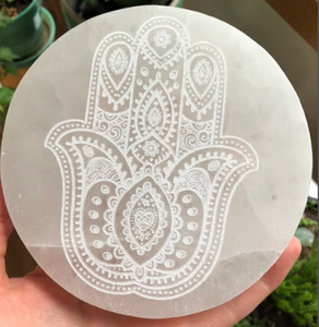 แผ่นชาร์จแบบ selenite สำหรับเป็นของขวัญที่ดีที่สุดแผ่นคริสตัลธรรมชาติ Ahoy 4 "Hamsa แกะสลักด้วยมือ - Product Image 2