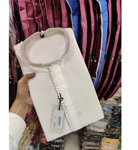 Kurta en soie douce à l'aspect riche pour hommes, idéale pour les événements festifs de mariage avec une finition douce de qualité supérieure - Product Image 4