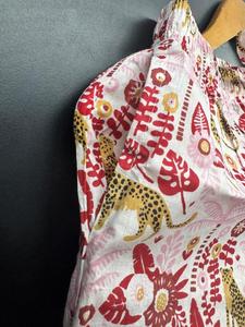 Ensemble de pyjamas en coton pour femmes, col en V floral, taille élastique, décontracté |   Designs modernes et confortables, légers et respirants, logo frontal - Product Image 3