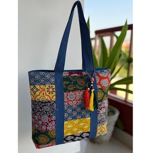 Nouvel élégant sac à main Ajrakh avec patch unique Taille de travail 13x15 pouces Fermeture à glissière sécurisée Élégant et spacieux pour le shopping - Product Image 4