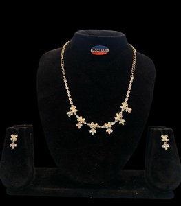 Collier de diamants vintage et ensemble de bijoux de style traditionnel pour les femmes, les anniversaires de fiançailles et les occasions de cadeaux - Product Image 1