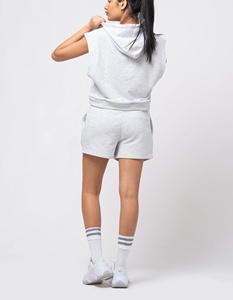 Ensemble de survêtement décontracté 2 pièces pour femme avec logo personnalisé, coupe épaules dénudées, capuche et taille haute – Collection été 2026 - Product Image 3