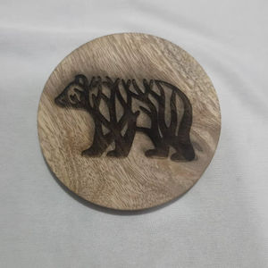 แผ่นรองแก้วไม้มะม่วงทรงกลมพร้อมลายแกะสลักรูปหมี - กำลังเป็นที่นิยมที่นี่ - Product Image 1