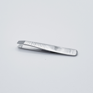 Mini pinzas para cejas profesionales de la mejor calidad con punta inclinada y acabado opaco - Product Image 2