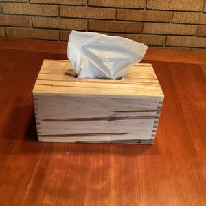 Boîte à mouchoirs en bois moderne couvercle rectangulaire fabriqué à la main en bois massif avec finition écologique naturelle accessoire élégant - Product Image 1