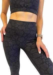 Ensemble de yoga noir pour femmes soutien-gorge de sport élégant avec demi-short assorti sans couture gym fitness vêtements de sport tenue d'entraînement - Product Image 2