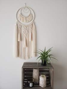 Macramé boho tenture murale avec des tons terreux et des matériaux naturels idéal pour les décors de jardin intérieur paisible - Product Image 6