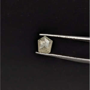 Diamante natural facetado suelto en forma de pentágono elegante de 5.3-6.5 mm, color sal y pimienta - Product Image 1