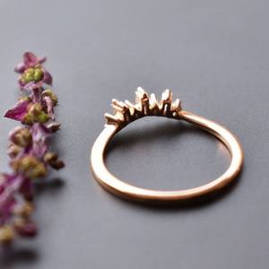 Bague de mariage en diamant cultivé en laboratoire en or 10 carats bijoux en diamant de laboratoire baguette et bague de fiançailles incurvée en diamant coupe ronde - Product Image 3