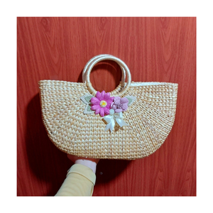 Sac à main en jacinthe d'eau artisanale avec motif de fleurs brodées et doublure intérieure en coton pour pique-nique ou plage du Vietnam - Product Image 1