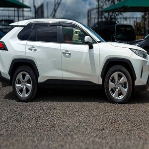 รถยนต์โตโยต้า RAV4 ไฮบริด SUV ปี 2023 รุ่น FWD ภายในตกแต่งด้วยหนังสีเข้ม สำหรับการผจญภัย - Product Image 3