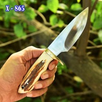 Couteau à lame polie en acier inoxydable fait à la main avec poignée en corne de cerf avec garde en laiton et gaine en cuir véritable.