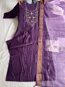 Costume Salwar en soie fabriqué à la main de créateur, robe longue pakistanaise Kameez Dupatta à la mode pour les cérémonies de mariage et de fête - Product Image 2