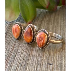 Anillo Ajustable Hecho a Mano por Navajos, Talla Única, con Diseño de Espina de Ostra, Engaste de Plata de Ley, Piedras Preciosas Naturales en Forma de Mano, Regalo - Product Image 4