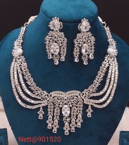 Hermoso conjunto de joyas de diamantes americanos para mujer, collar llamativo con pendientes, perfecto para festivales y celebraciones - Product Image 1