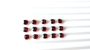 หมอนอิงธรรมชาติ4มม. ตัดเป็นรูปทรงโกเมนสีแดงประดับอัญมณีจากโมซัมบิก - Product Image 3