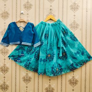 ชุดเลเฮนกาโชลีเด็กพิมพ์ลายดอกไม้สีเขียวรามา ผ้าโพลีเอสเตอร์ ไม่ยับ แห้งเร็ว ยาวคลุมเท้า เสื้อสีน้ำเงิน สำหรับงานปาร์ตี้และงานแต่งงาน - Product Image 2