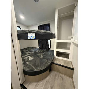 Remolque de Viaje Cómodo para 6 Personas, Modelo 2026 EAGLE SLE 28BHU, de Aluminio - Product Image 3