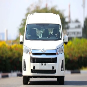 HIACE Fourgonnette à toit haut la plus vendue - 5 places, intérieur foncé, turbo diesel, transmission intégrale, sièges en cuir, pneus R16, barre de toit en alliage d'aluminium - Product Image 1