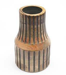 Vase en bois naturel de forme cylindrique avec des détails linéaires sculptés et un caractère artisanal terreux pour la décoration intérieure - Product Image 1
