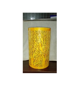 เชิงเทียนโลหะแนวร่วมสมัยที่มีรูปทรงเรขาคณิตสำหรับตกแต่งคริสต์มาสในพื้นที่นั่งเล่นที่ทันสมัย - Product Image 5