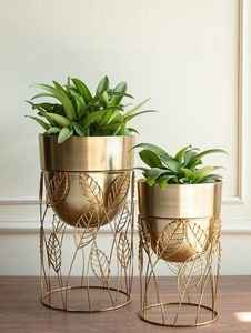 Jardinière en métal décorative, parfaite pour les arrangements floraux intérieurs et extérieurs et les présentations saisonnières - Product Image 5