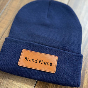 Gorro de punto de costura con parche de cuero redondo cuadrado personalizado estilo de diseñador gorro Unisex para adultos gorro acanalado sin puños - Product Image 1