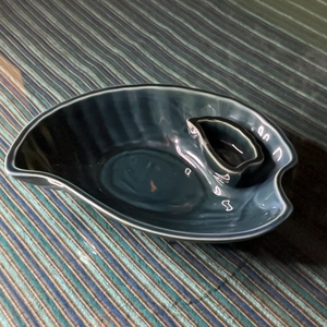 Bandeja de hojas de diseñador hecha a mano de aluminio con plato de servicio martillado para comedor fino, exhibición creativa, bandejas de escaparate de mesa artística - Product Image 3