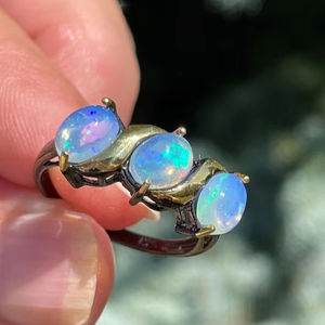 Bague en opale éthiopienne à trois pierres en argent sterling 925 noir rhodium or Style classique fait à la main pour les occasions de fête cadeau pour elle - Product Image 6