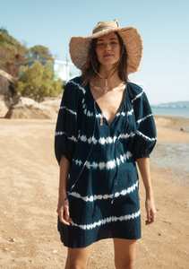 ชุดเดรสชายหาดผ้าวิสโคสทรงหลวมแบบผูกย้อมคอวีสำหรับผู้หญิง เป็นมิตรกับสิ่งแวดล้อม ซักได้ แขนกระดิ่ง ผ่าข้าง ผลิตในอินเดีย - Product Image 5