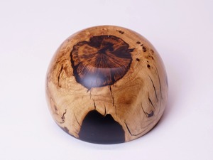 ชามไม้ทำด้วยมือที่สง่างามที่มีเมล็ดพืชธรรมชาติและเรซิ่นสีดำที่สมบูรณ์แบบสำหรับการให้บริการตกแต่งกลางและการใช้งานที่เป็นของขวัญ - Product Image 2