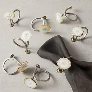 Rond de serviette moderne en métal doré au design élégant pour la décoration sophistiquée de la table à manger ou les fêtes. - Product Image 4