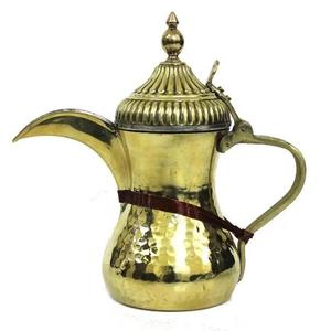 Théière et cafetière en laiton doré antique fait à la main Dallah arabe pièce d'ustensiles de cuisine élégante fabriquée en Inde - Product Image 4