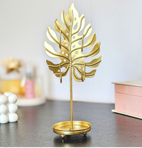 ขาตั้งเครื่องประดับใบไม้มอนสเตราสีทองทันสมัยดีไซน์เขตร้อนที่ไม่เหมือนใครสำหรับต่างหูและเครื่องประดับขนาดเล็กในราคาขายส่ง - Product Image 1