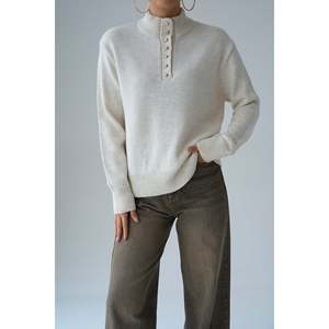 Suéter Beige de Cuello Alto y Manga Larga - Product Image 1