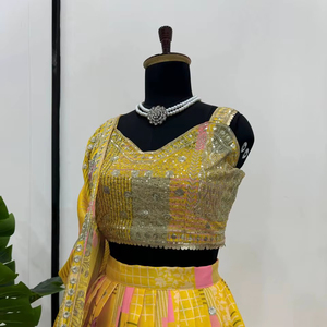 Meilleure qualité décontracté séquence broderie Chinon soie Lehenga Choli avec dentelle travail Dupatta nouveau travail de broderie lourd exclusif - Product Image 1